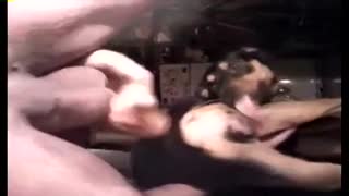 Төсекте жатқан ауладағы итін мас жігіт анау-мынау қағып алады
