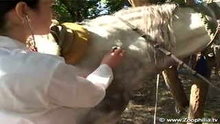Эки кыз менен жылкынын мыкаачылык тобу зоопарк порносу